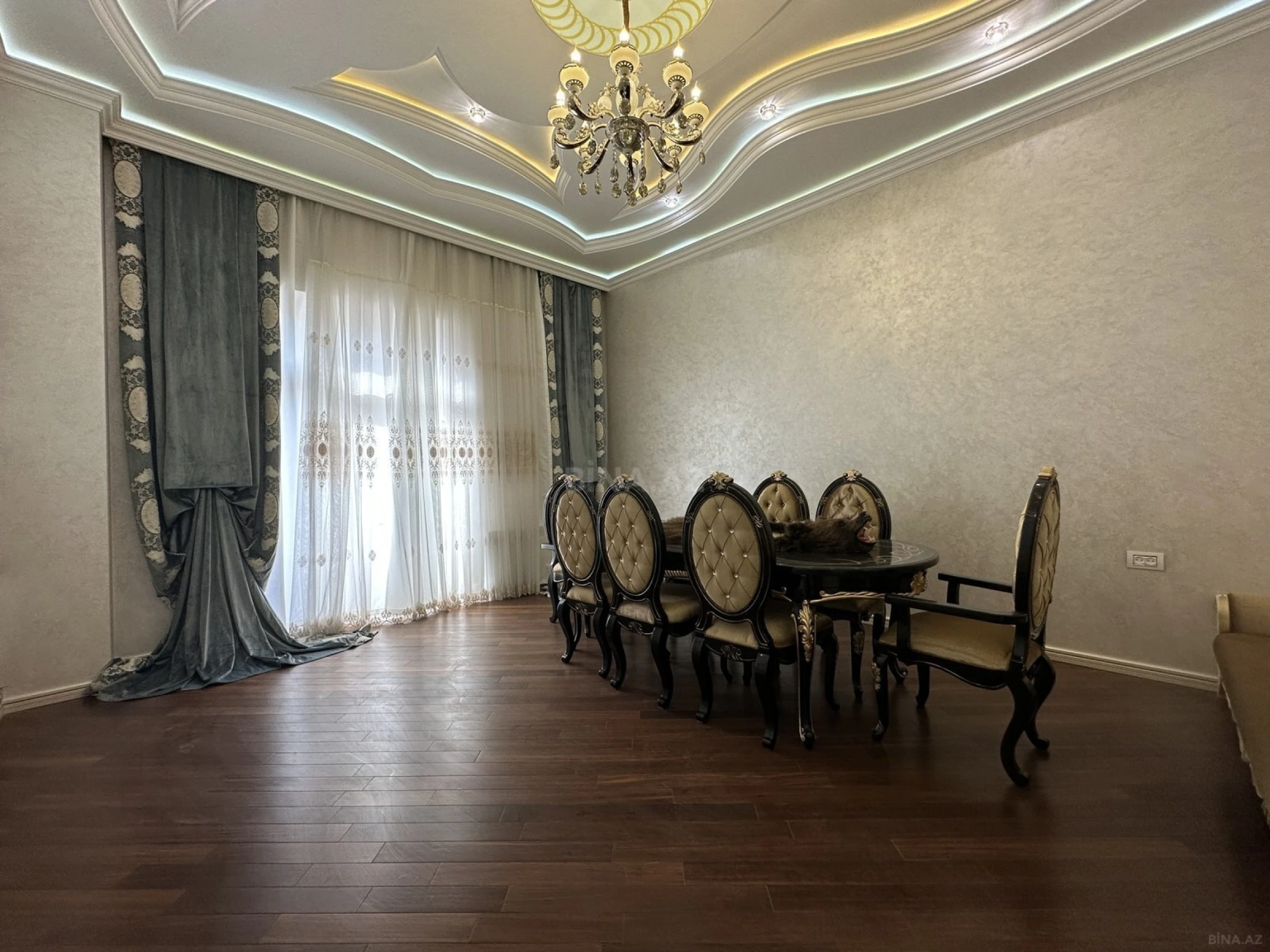 Satılır 4 otaqlı mənzil 137 m²