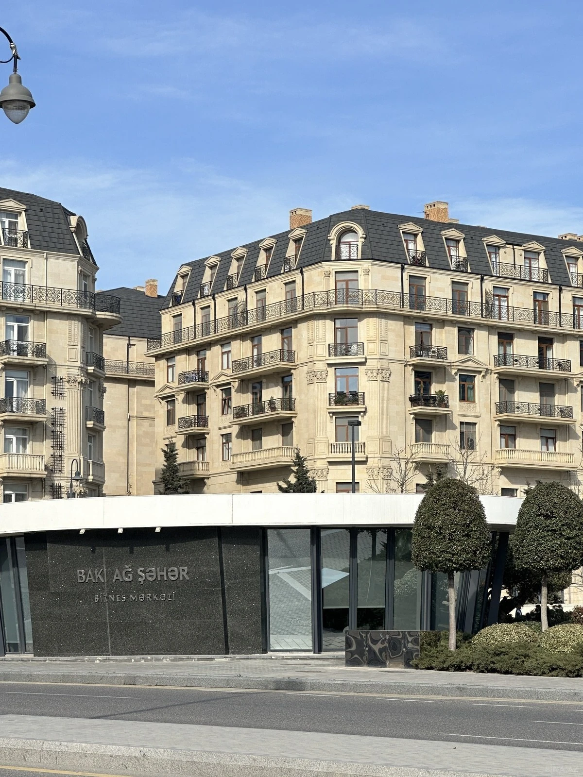 Satılır 4 otaqlı mənzil 137 m²