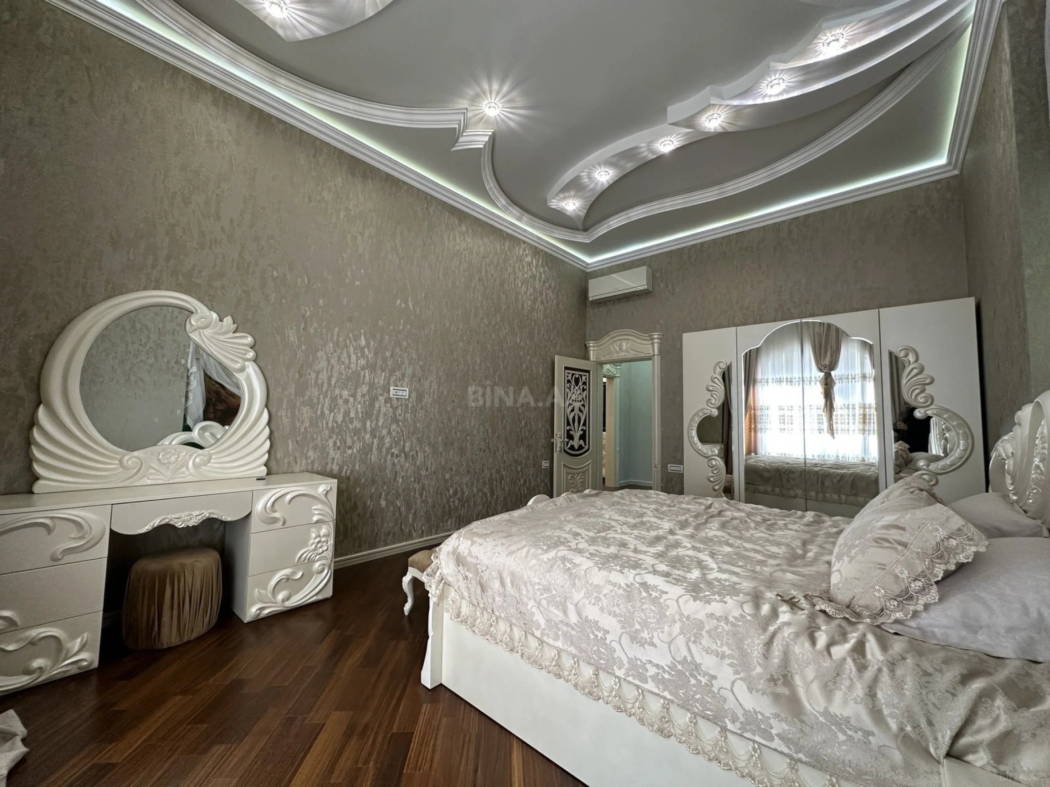 Satılır 4 otaqlı mənzil 137 m²