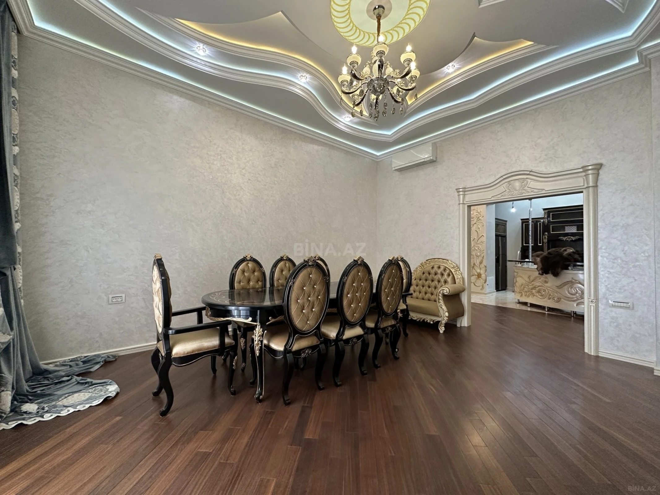 Satılır 4 otaqlı mənzil 137 m²