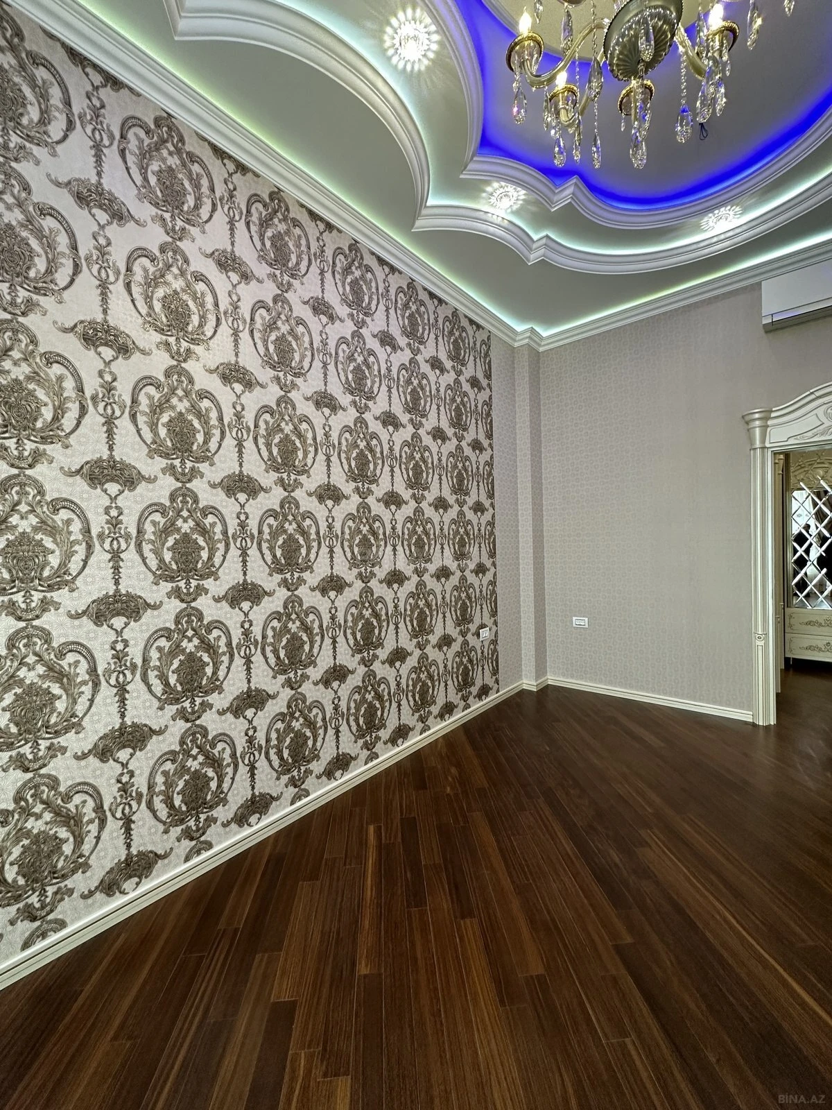 Satılır 4 otaqlı mənzil 137 m²