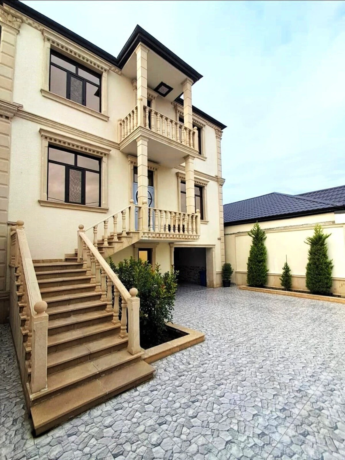 Satılır 5 otaqlı həyət evi 350 m²