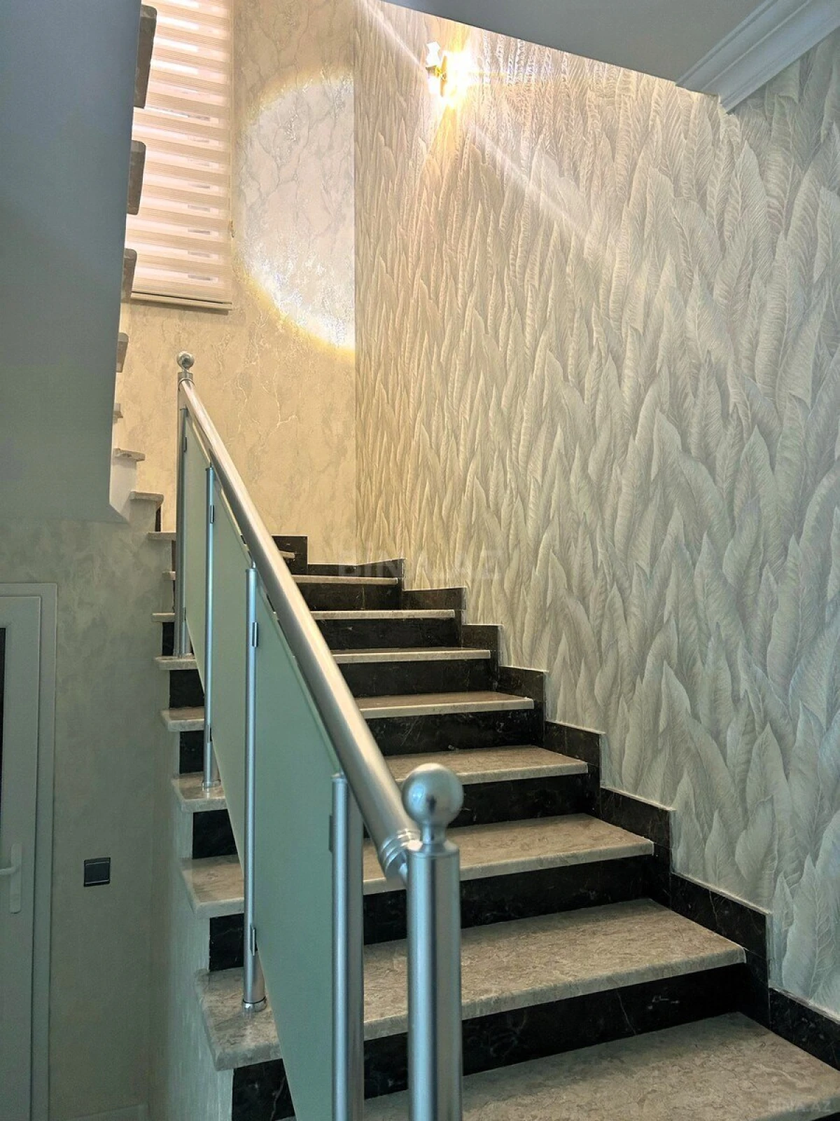 Satılır 5 otaqlı həyət evi 350 m²