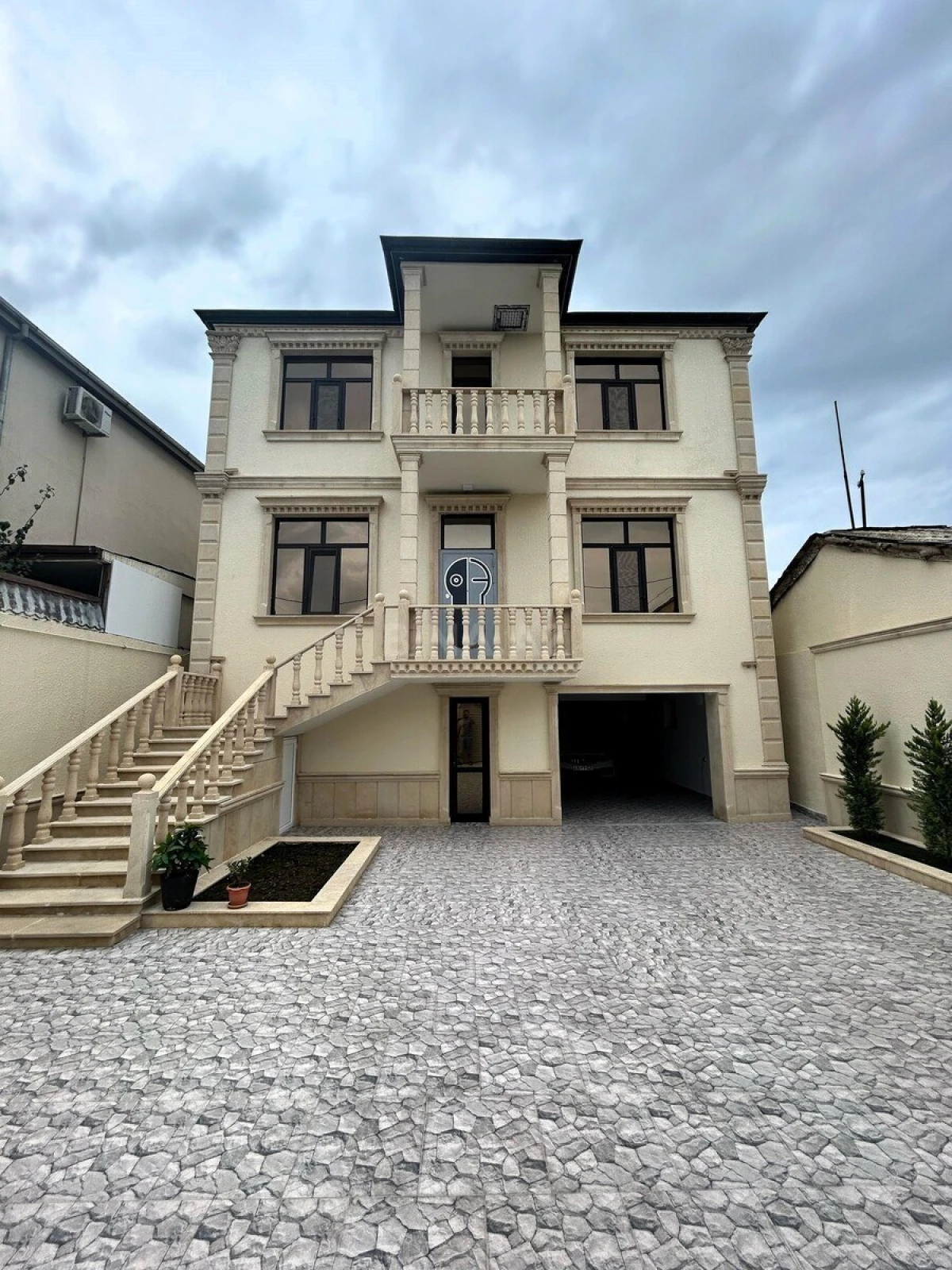 Satılır 5 otaqlı həyət evi 350 m²