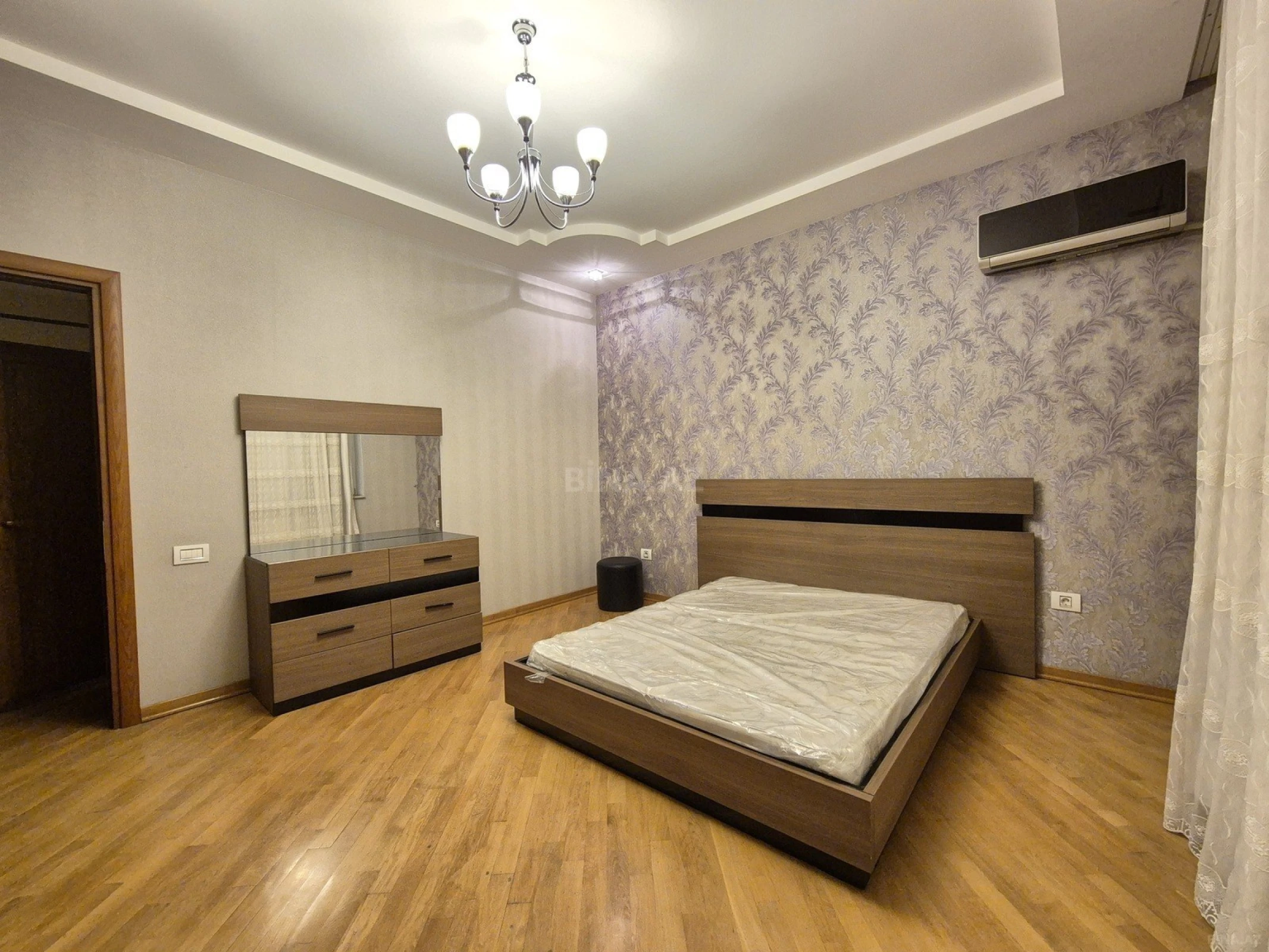 Kirayə verilir 3 otaqlı mənzil 160 m²