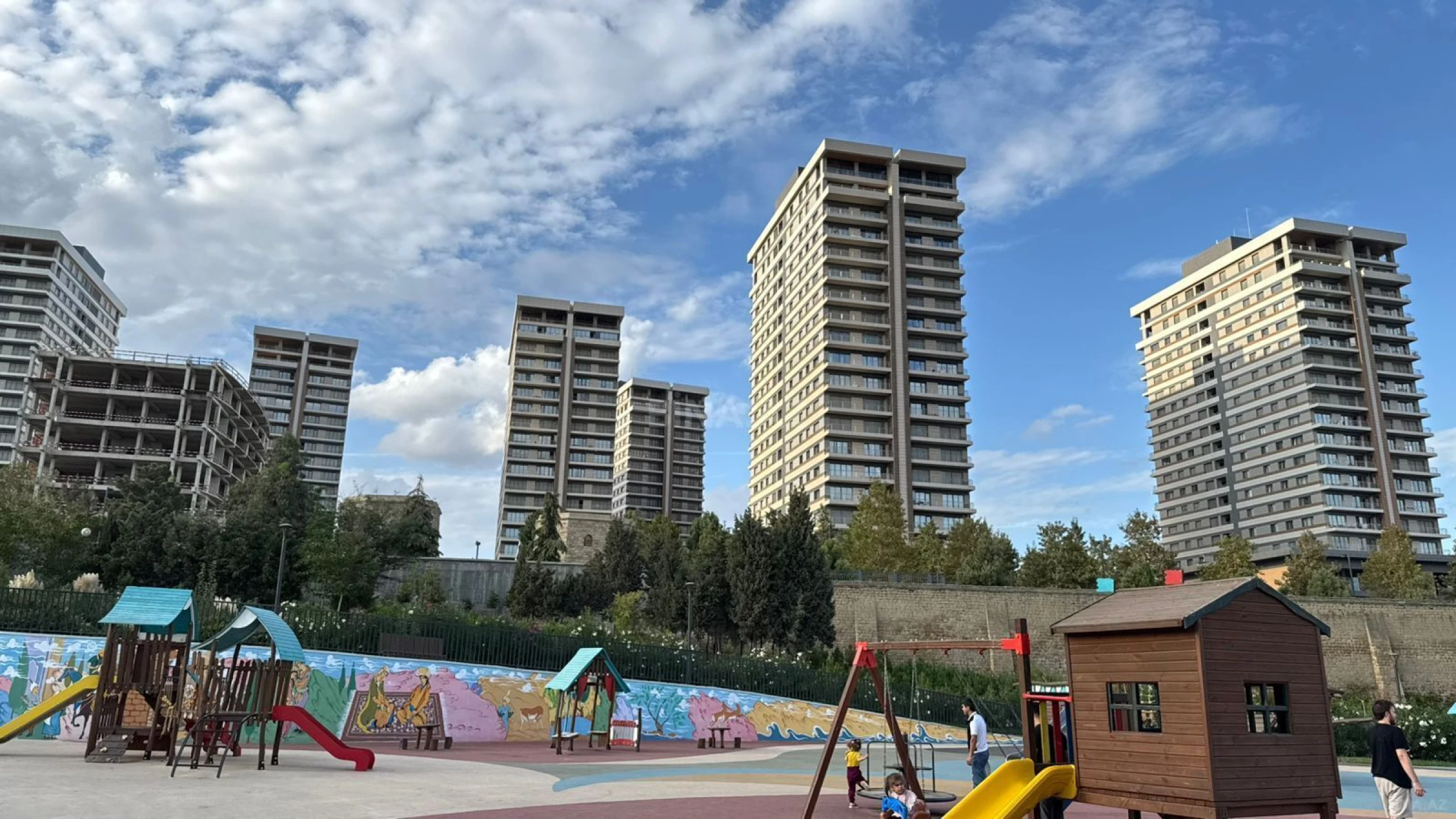 Satılır 3 otaqlı mənzil 163 m²