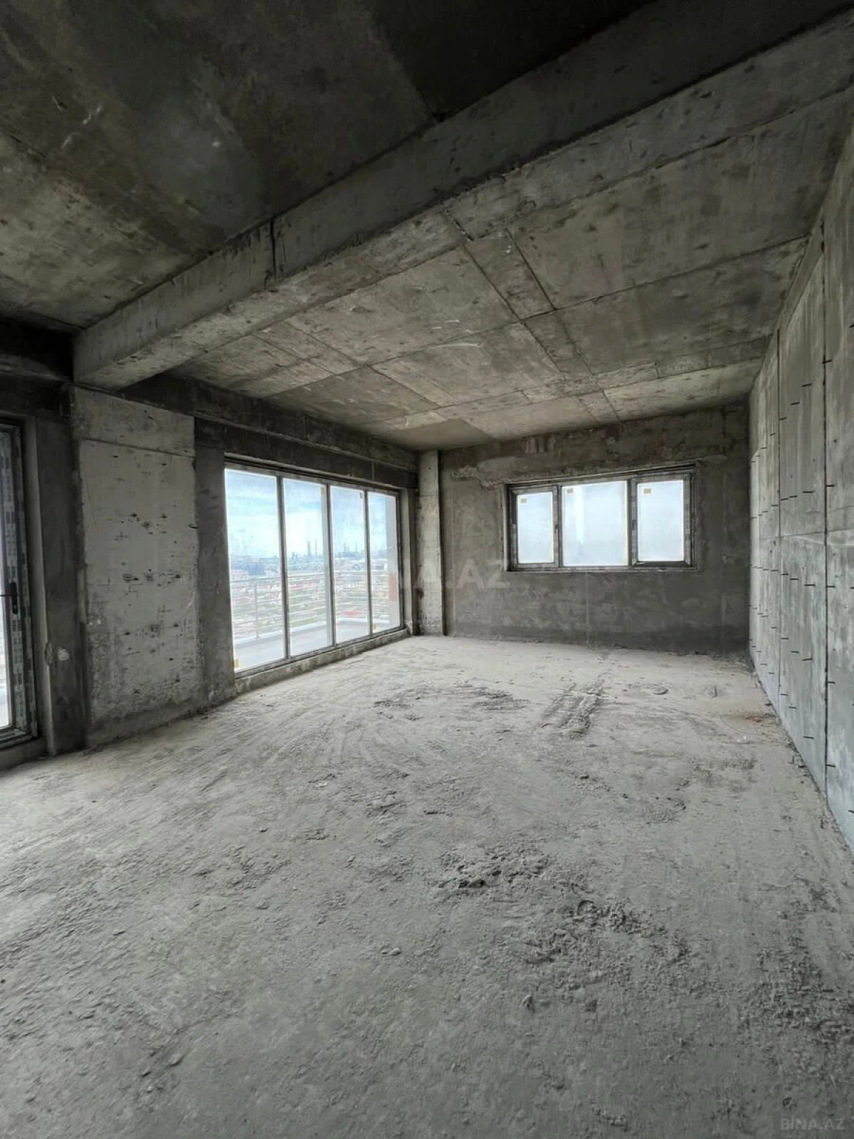 Satılır 3 otaqlı mənzil 163 m²