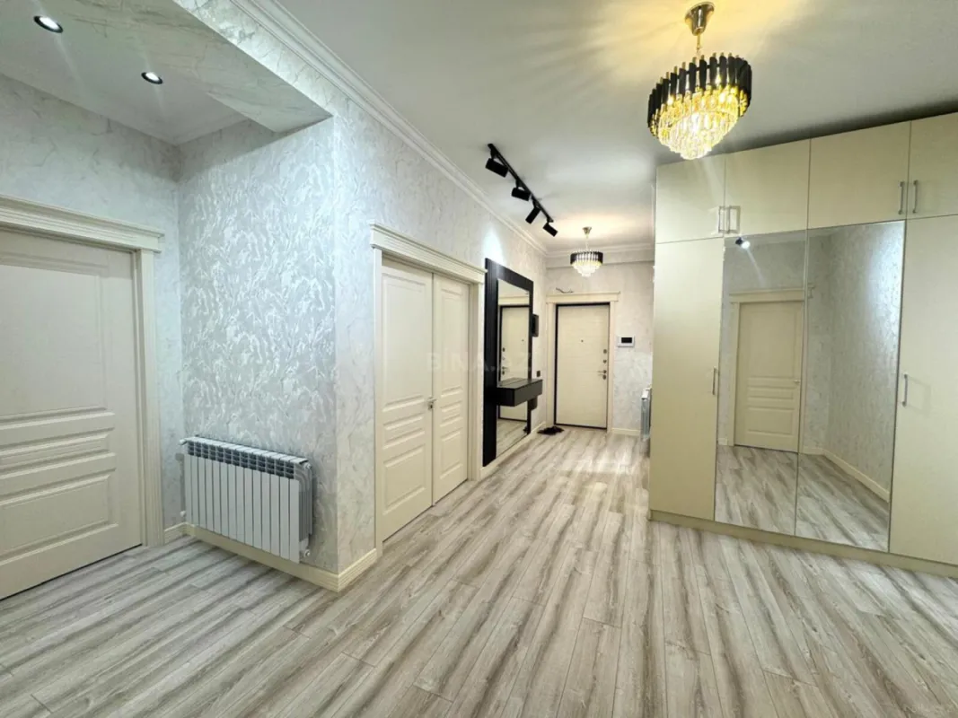 Satılır 3 otaqlı mənzil 145 m²