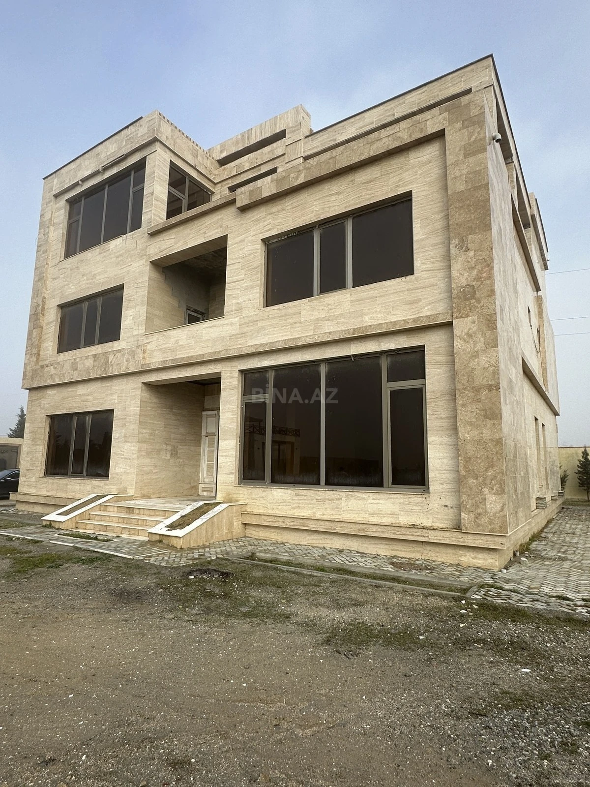 Satılır 14 otaqlı həyət evi 800 m²