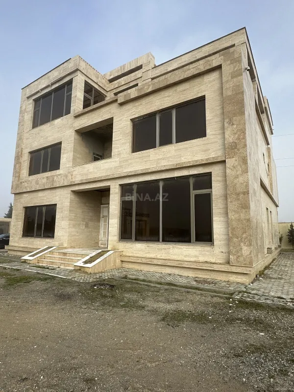 Satılır 14 otaqlı həyət evi 800 m²