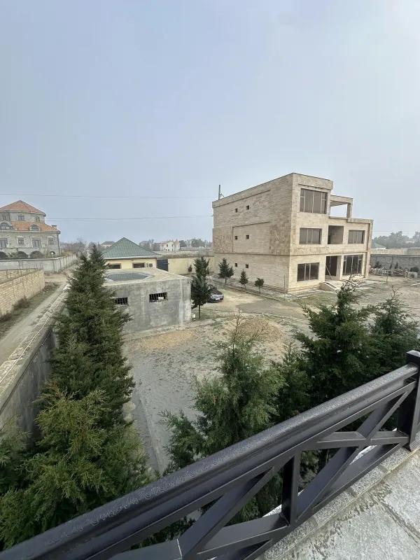 Satılır 14 otaqlı həyət evi 800 m²