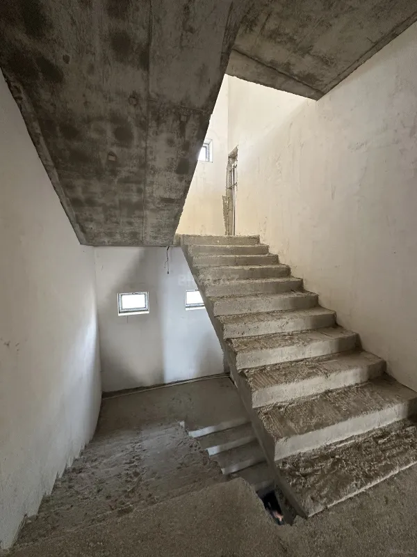 Satılır 14 otaqlı həyət evi 800 m²