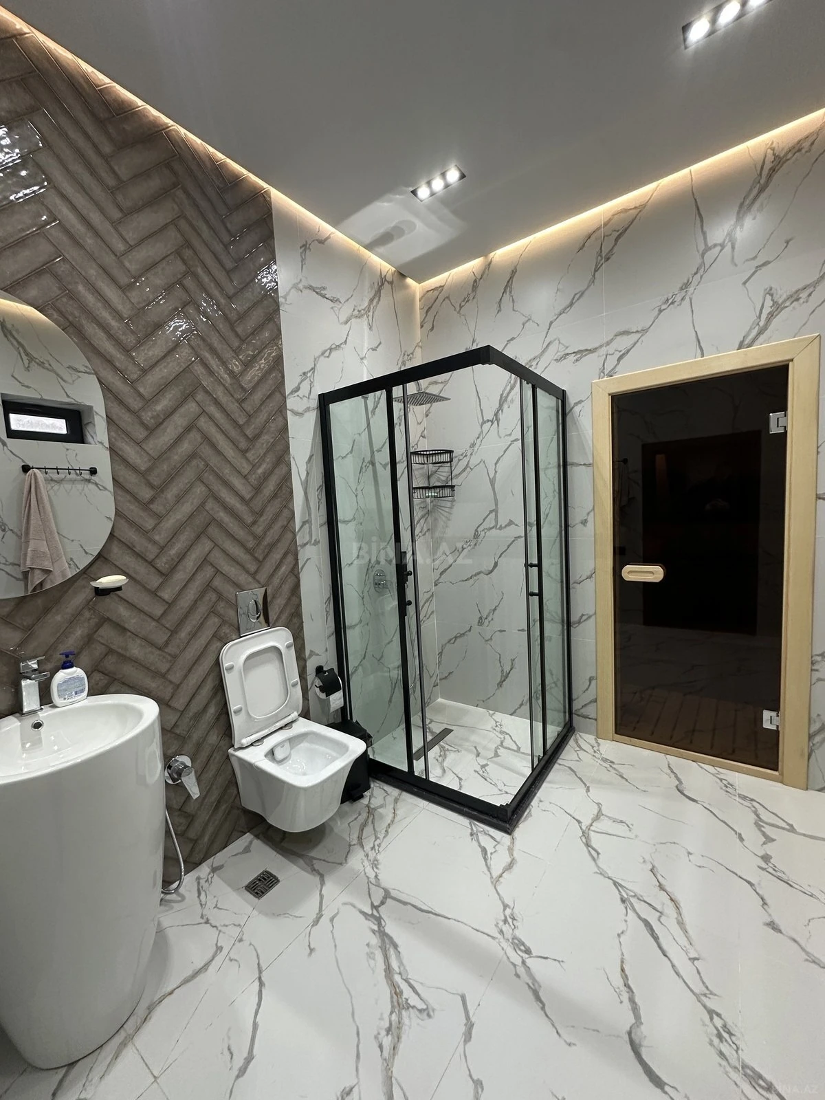 Satılır 14 otaqlı həyət evi 800 m²