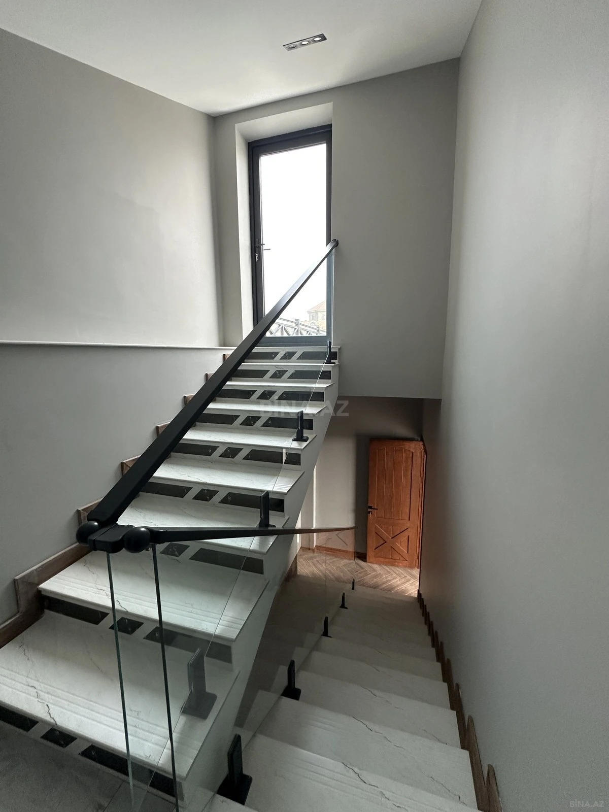 Satılır 14 otaqlı həyət evi 800 m²