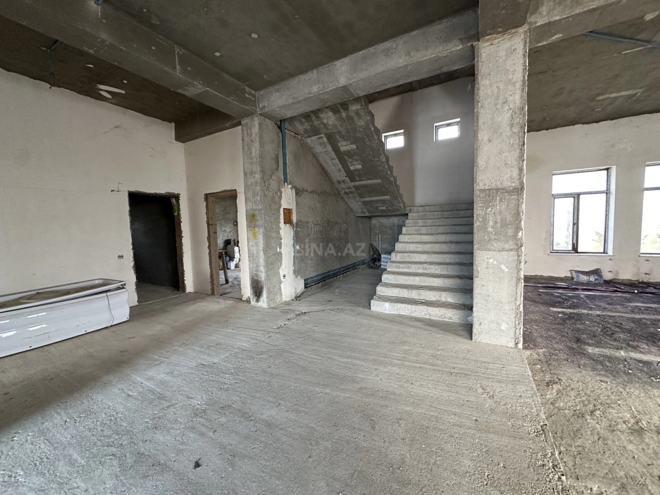 Satılır 14 otaqlı həyət evi 800 m²