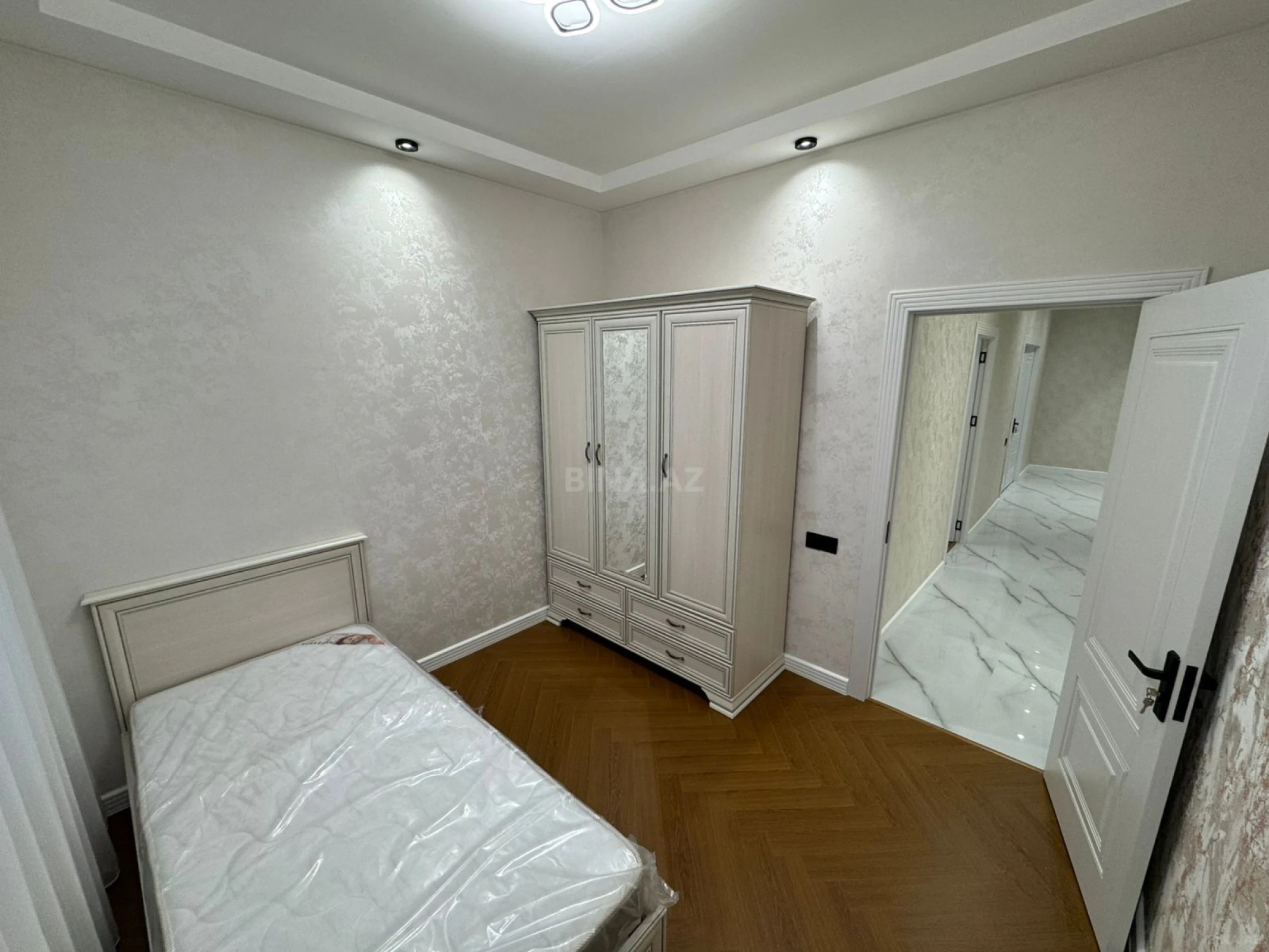Satılır 4 otaqlı mənzil 136 m²