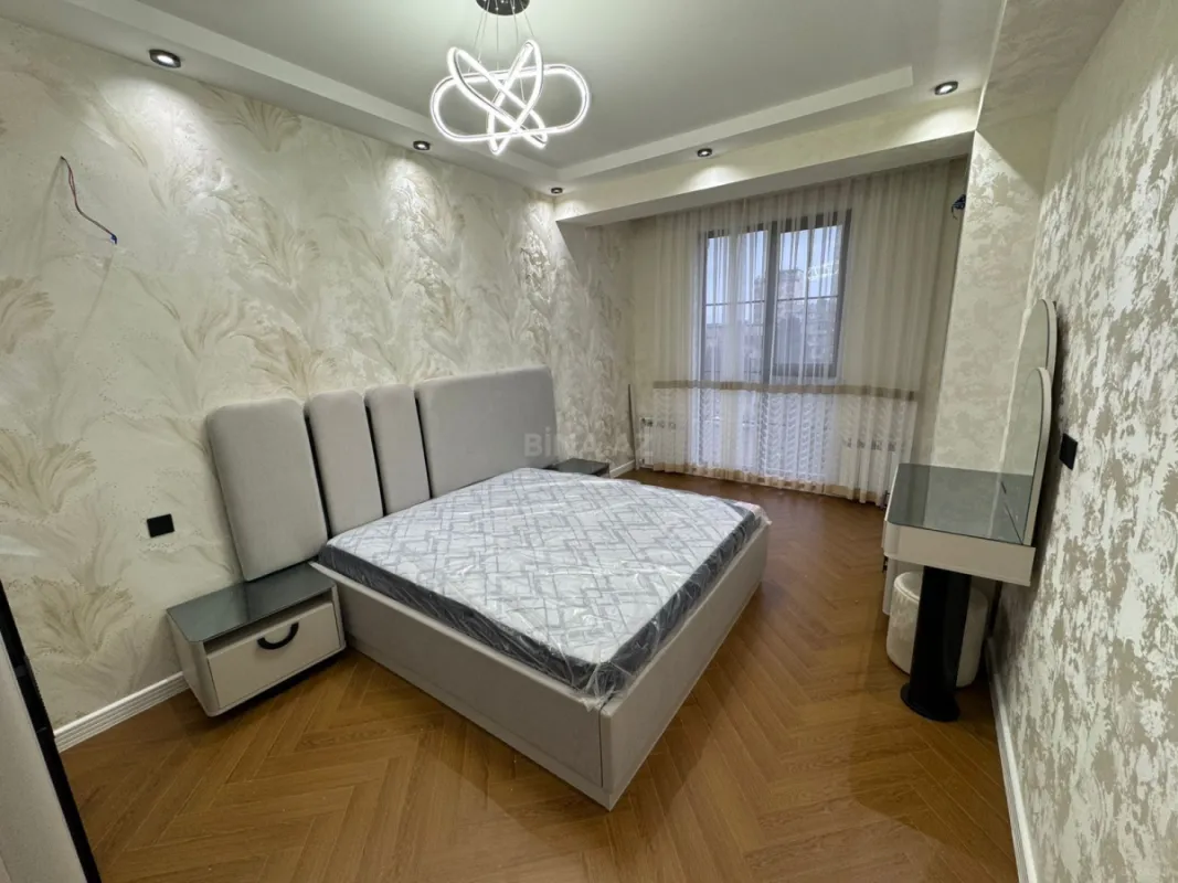 Satılır 4 otaqlı mənzil 136 m²