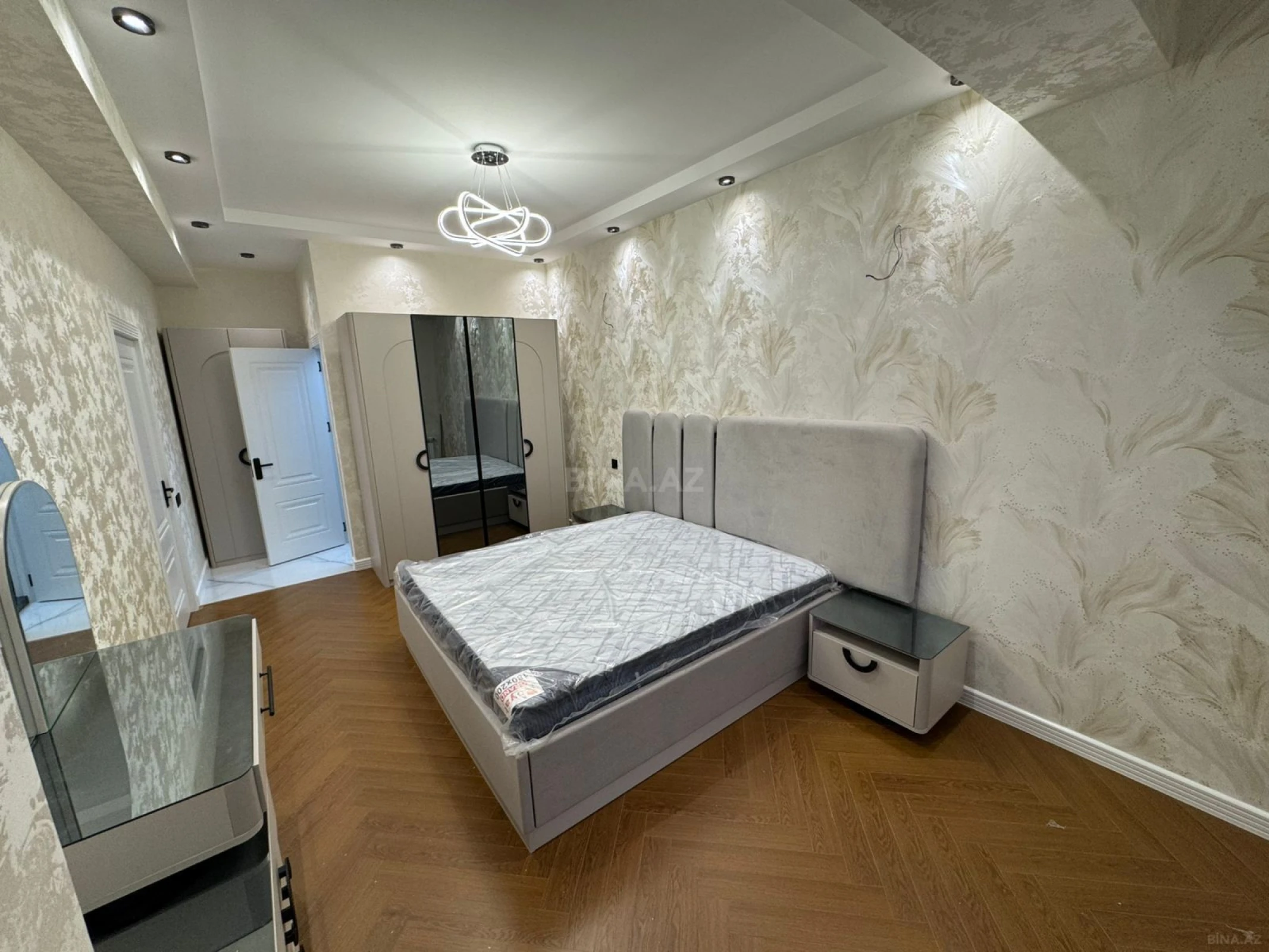 Satılır 4 otaqlı mənzil 136 m²