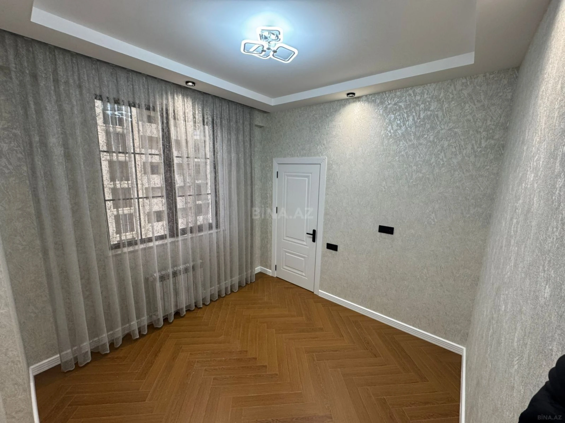 Satılır 4 otaqlı mənzil 136 m²
