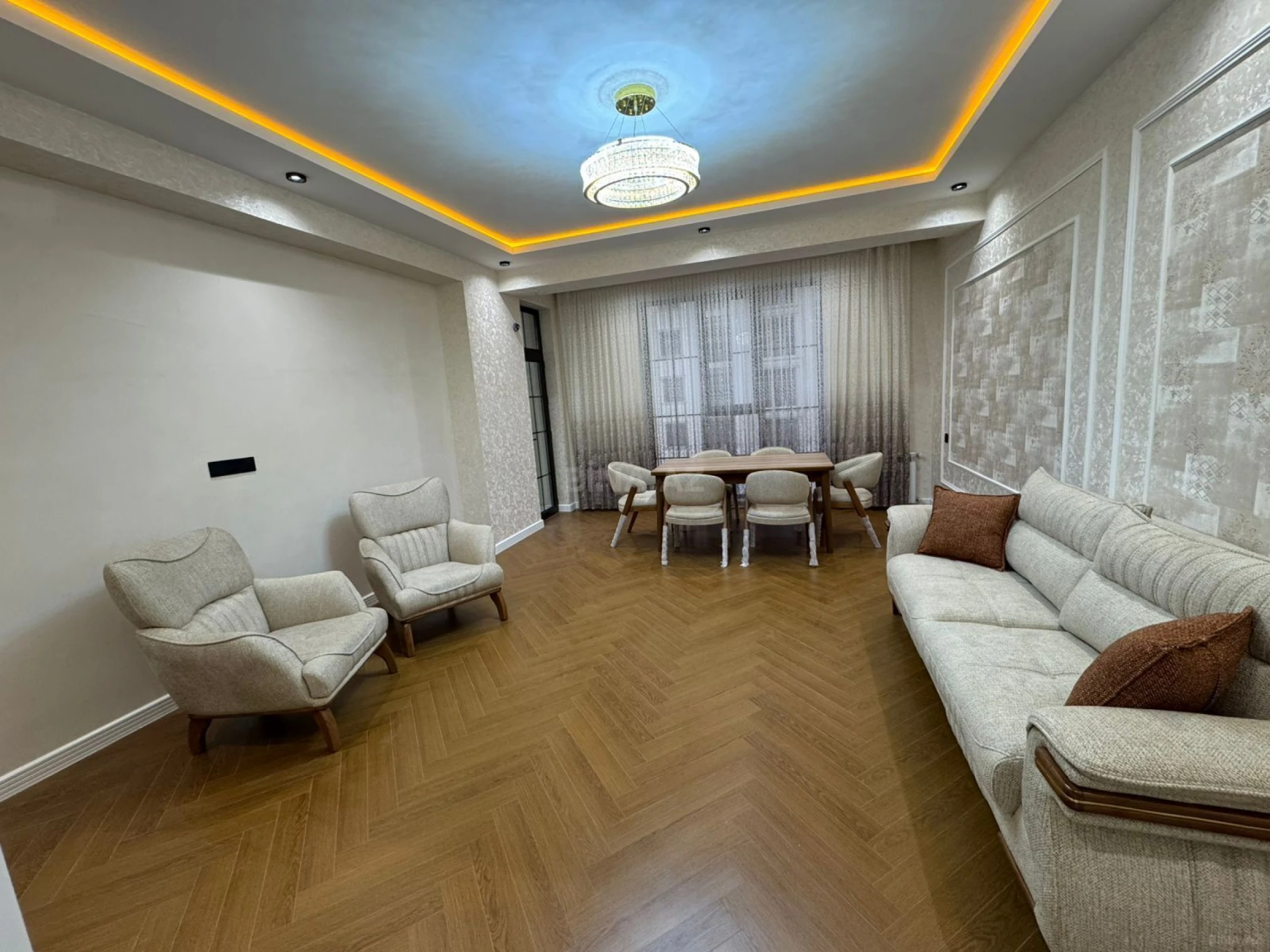 Satılır 4 otaqlı mənzil 136 m²