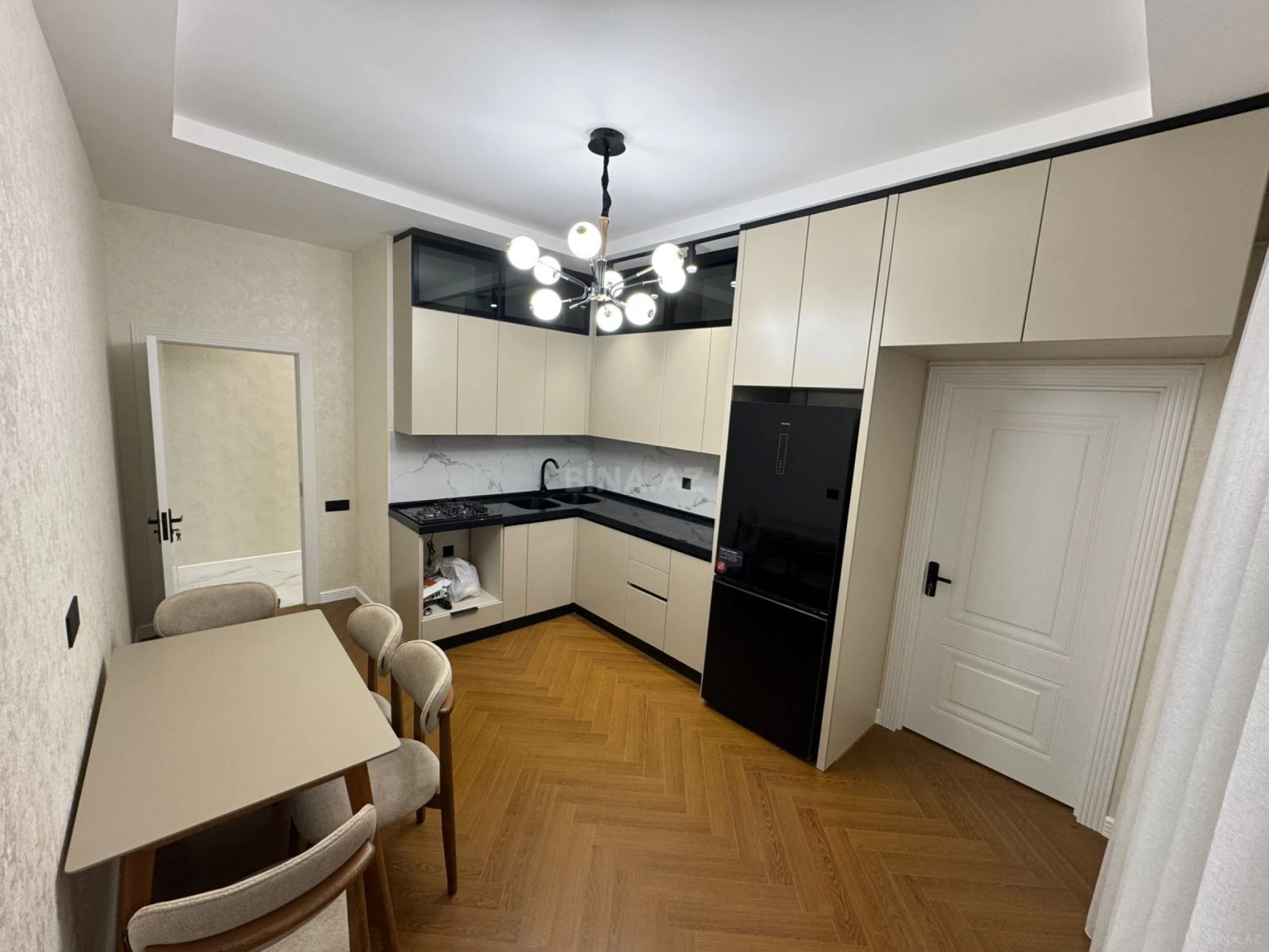 Satılır 4 otaqlı mənzil 136 m²