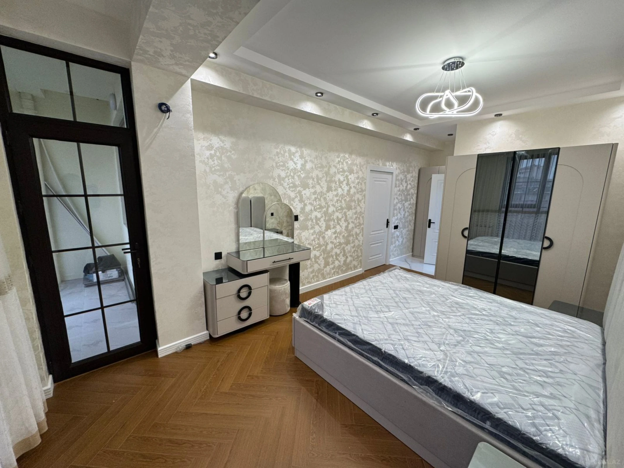 Satılır 4 otaqlı mənzil 136 m²