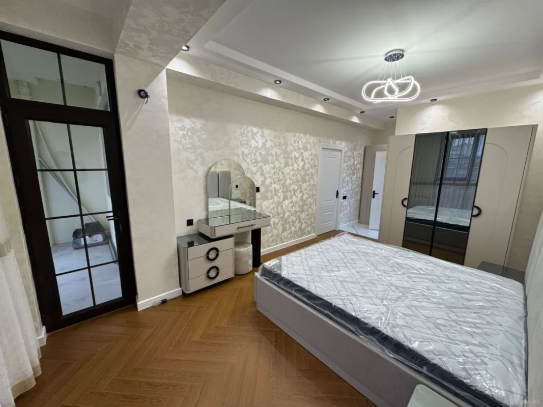 Satılır 4 otaqlı mənzil 136 m²