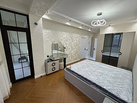 Satılır 4 otaqlı mənzil 136 m²