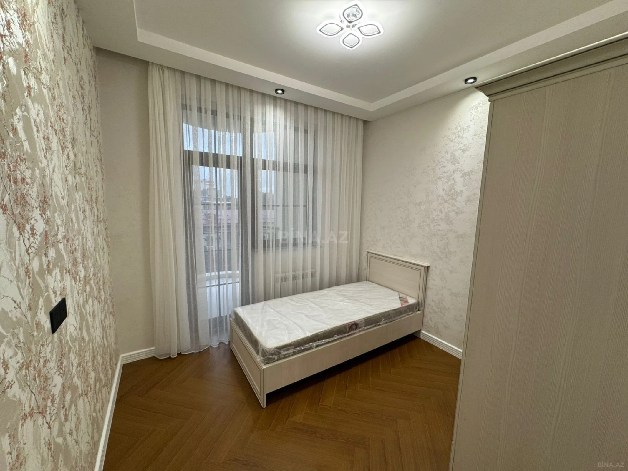 Satılır 4 otaqlı mənzil 136 m²