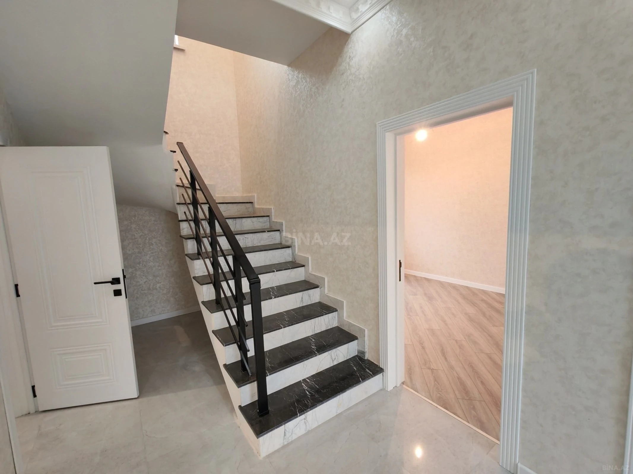 Satılır 5 otaqlı həyət evi 220 m²