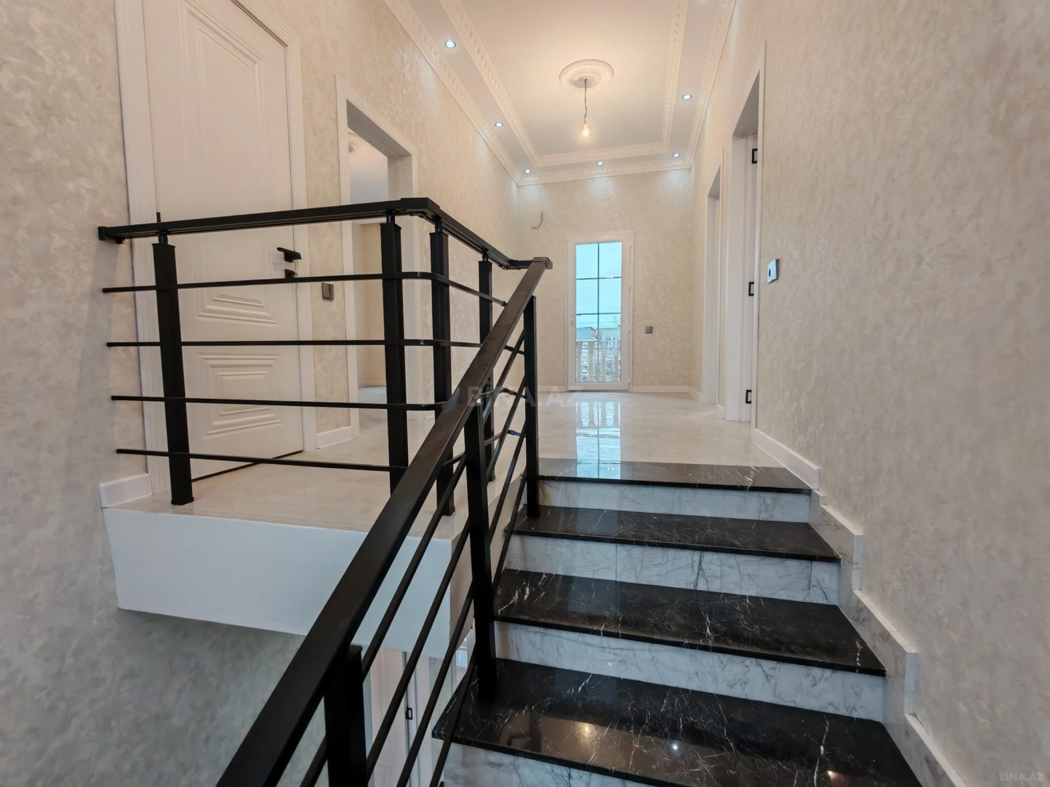 Satılır 5 otaqlı həyət evi 220 m²