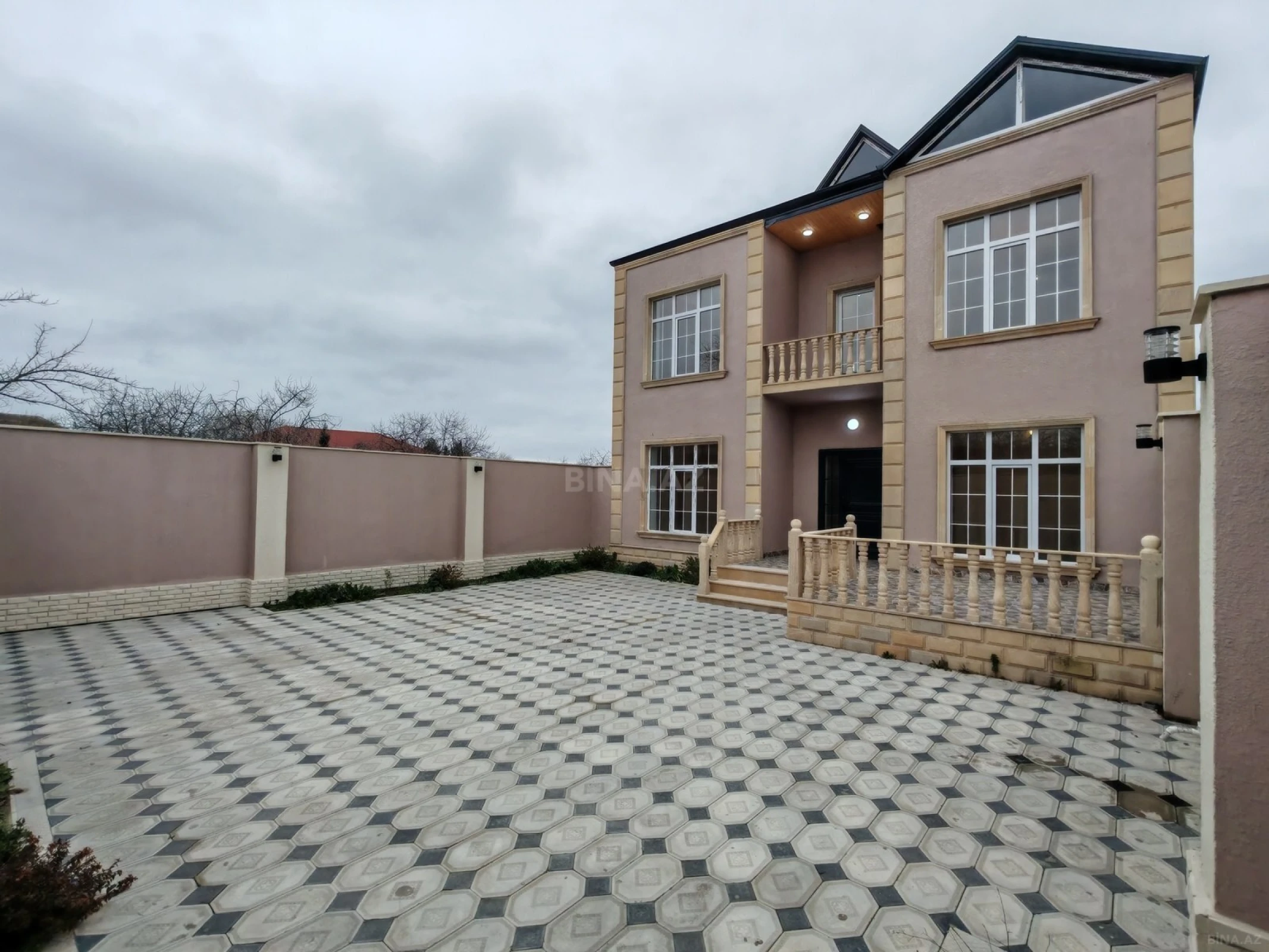 Satılır 5 otaqlı həyət evi 220 m²