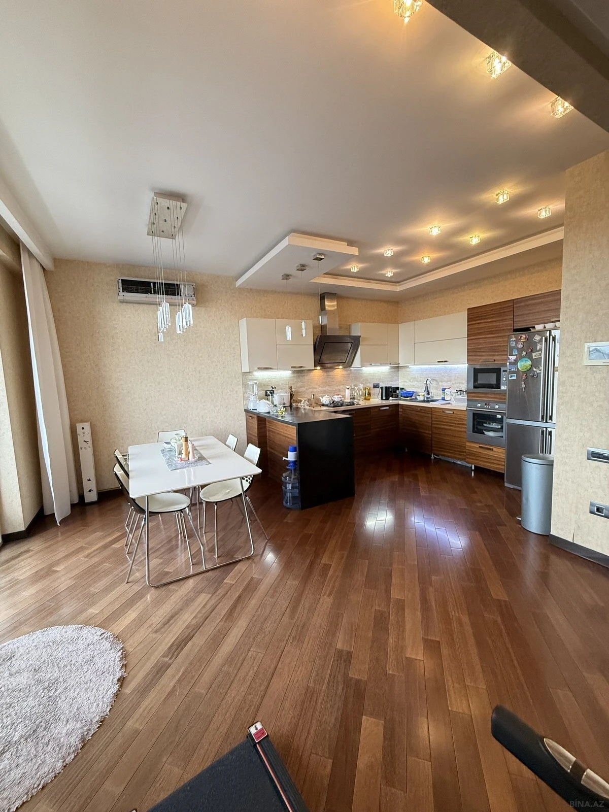Satılır 4 otaqlı mənzil 178 m²