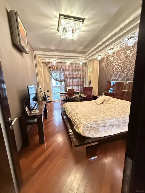 Satılır 4 otaqlı mənzil 178 m²