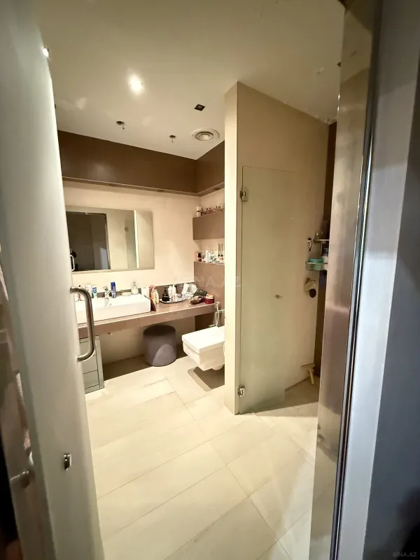 Satılır 4 otaqlı mənzil 178 m²