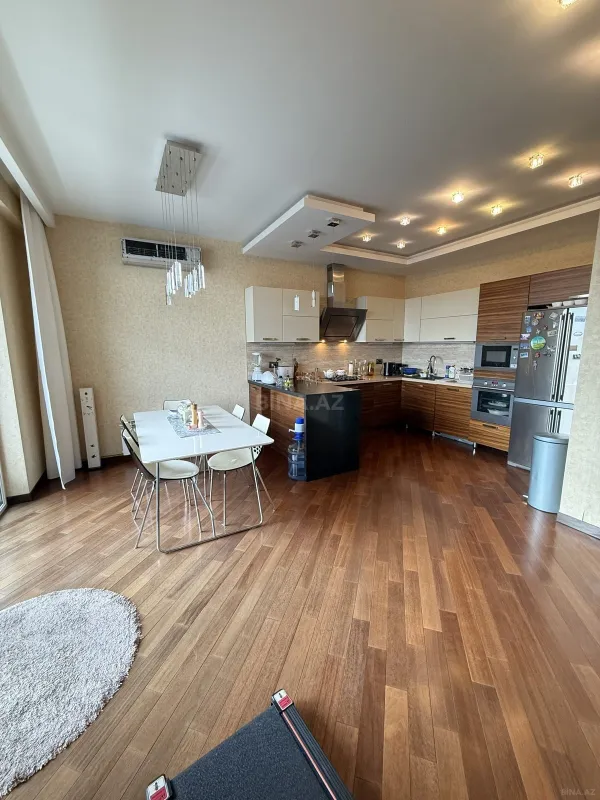 Satılır 4 otaqlı mənzil 178 m²