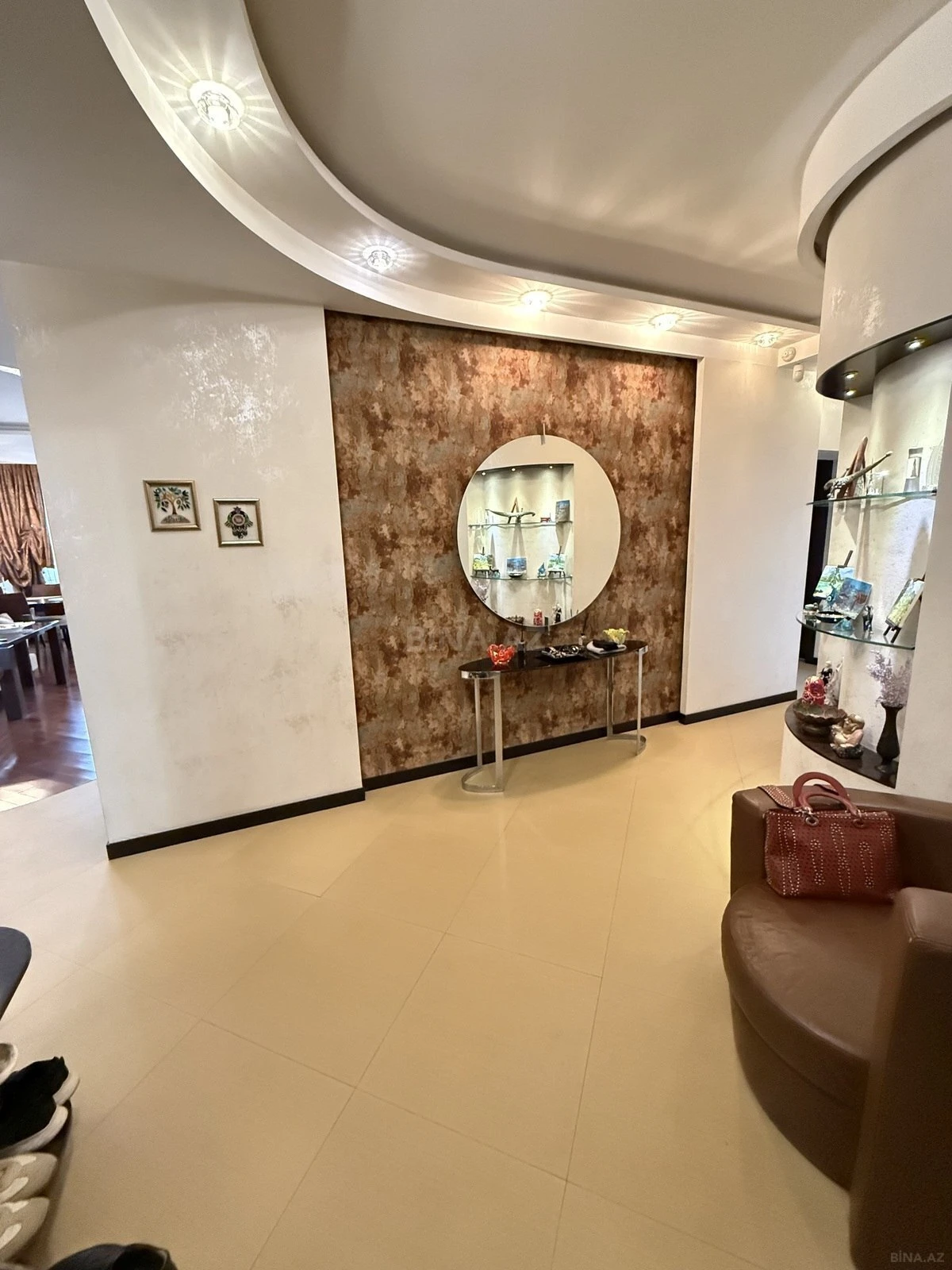 Satılır 4 otaqlı mənzil 178 m²