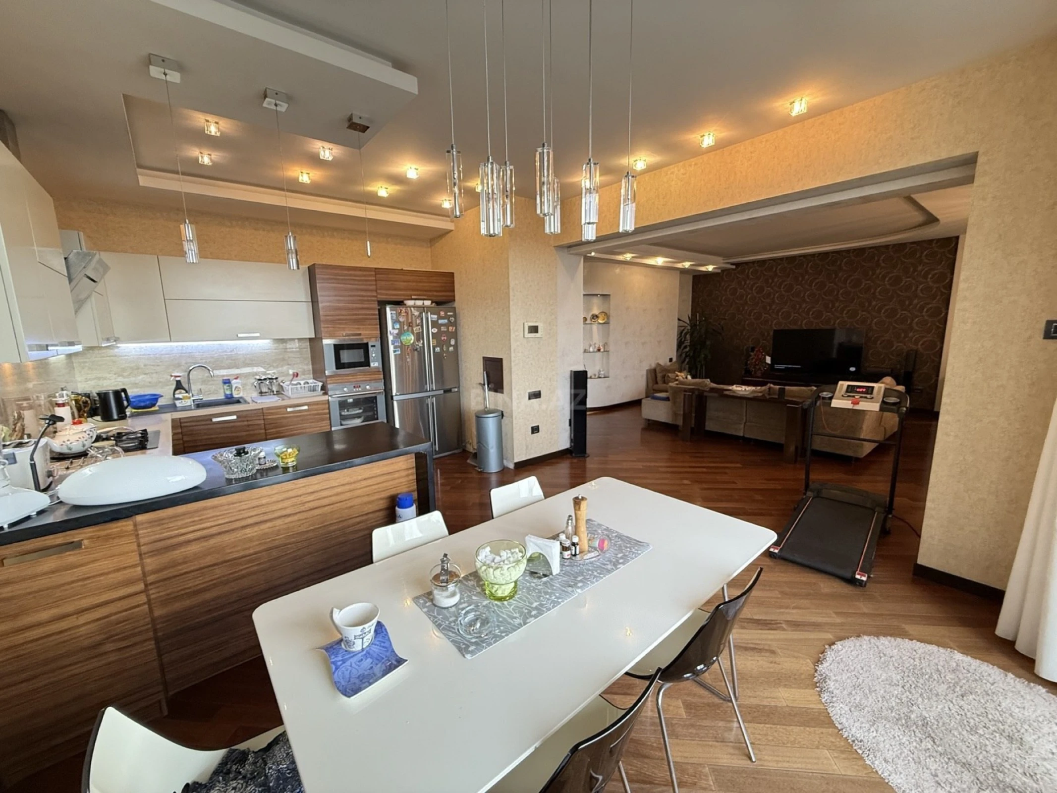 Satılır 4 otaqlı mənzil 178 m²