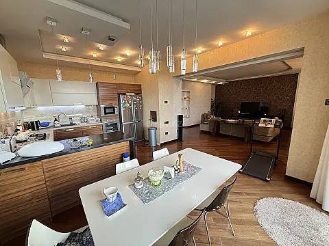 Satılır 4 otaqlı mənzil 178 m²