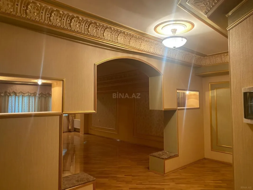 Satılır 5 otaqlı mənzil 250 m²