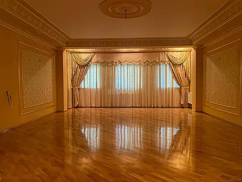 Satılır 5 otaqlı mənzil 250 m²