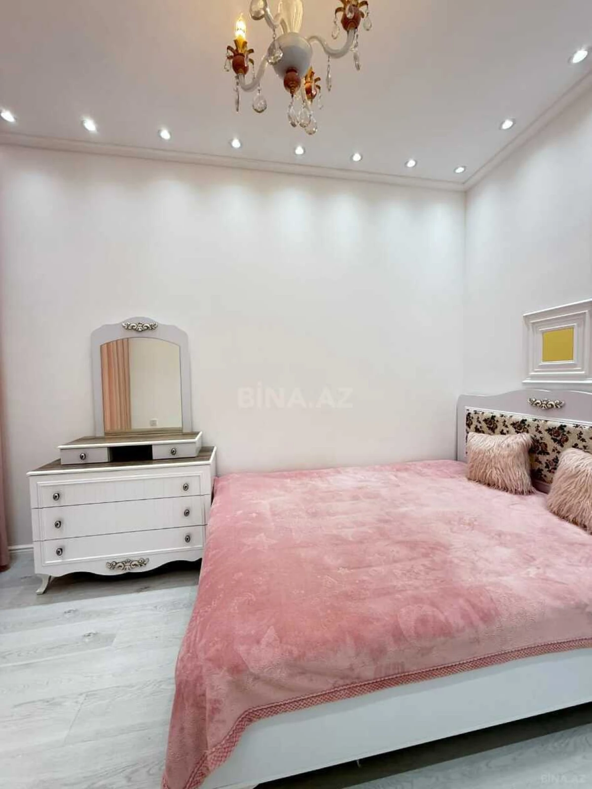 Satılır 3 otaqlı mənzil 127 m²