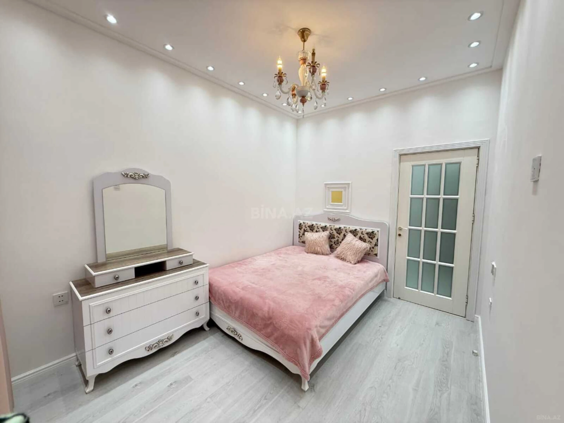 Satılır 3 otaqlı mənzil 127 m²