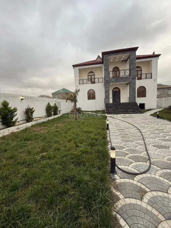 Satılır 6 otaqlı həyət evi 300 m²