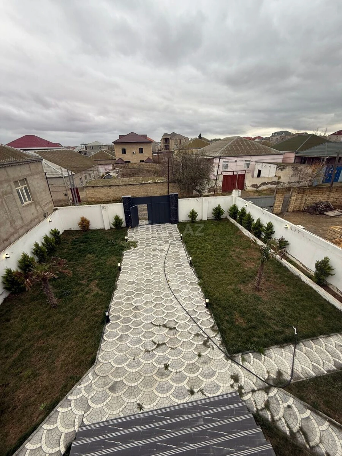 Satılır 6 otaqlı həyət evi 300 m²