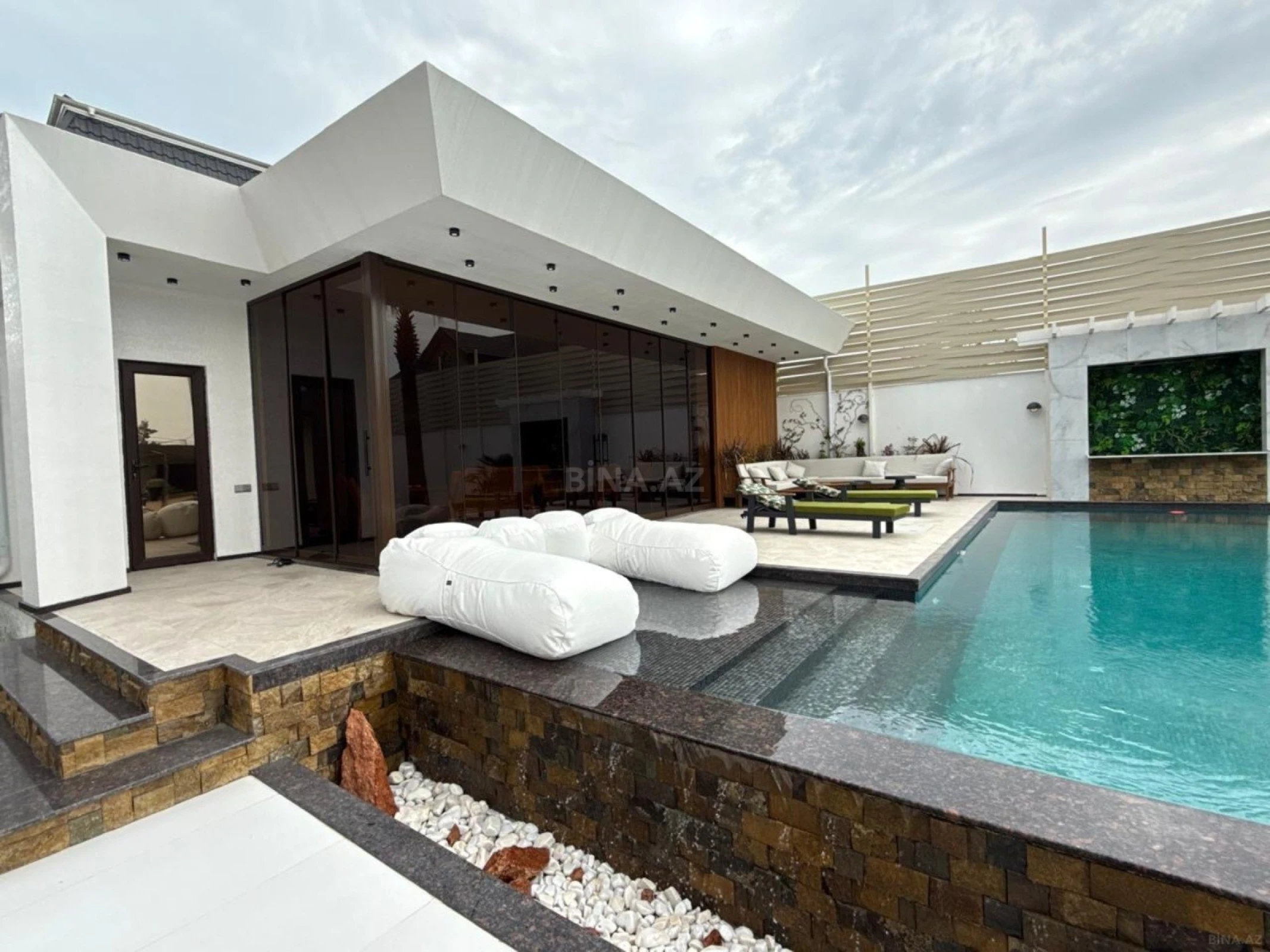 Kirayə verilir 6 otaqlı həyət evi 700 m²