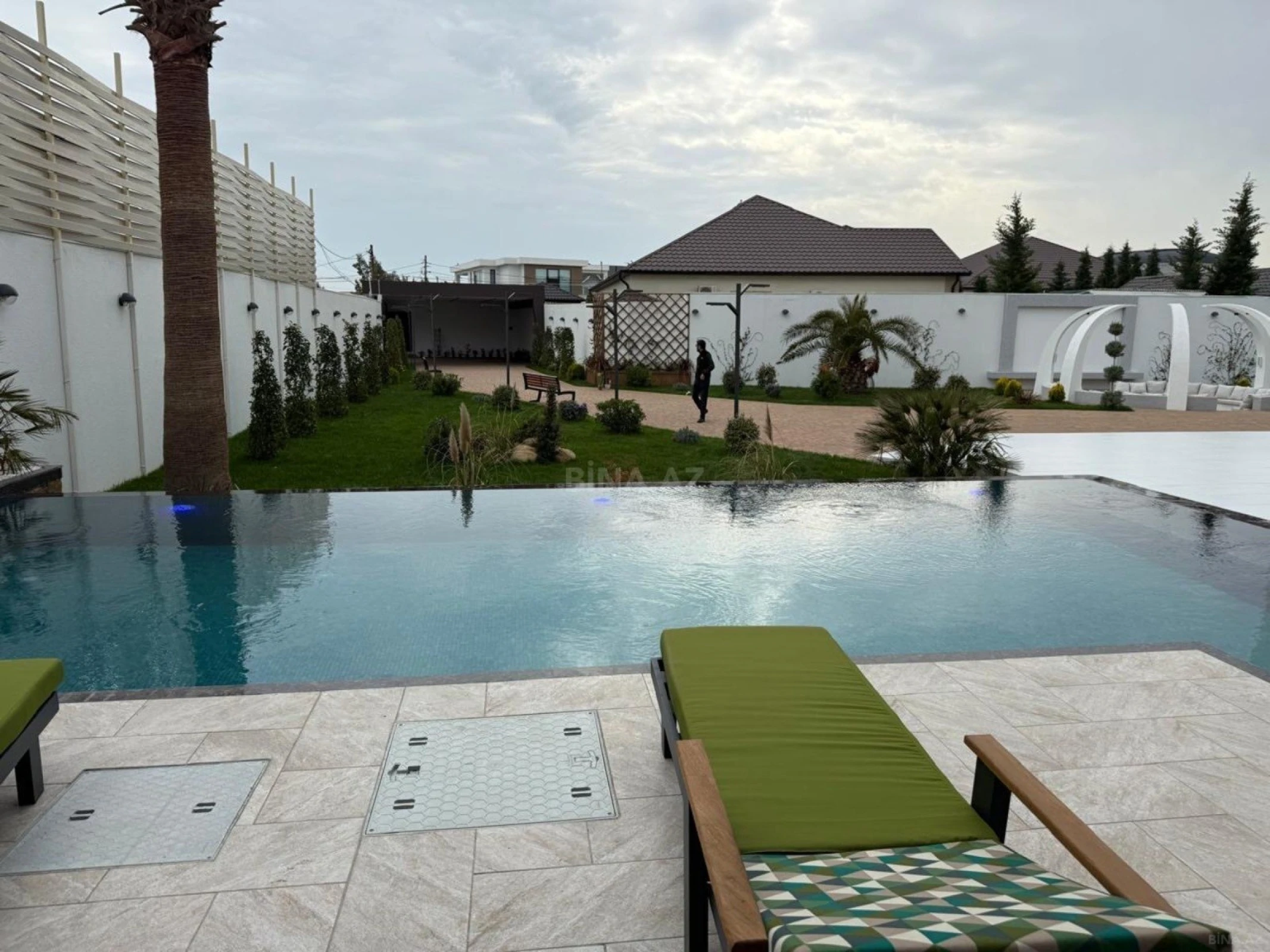 Kirayə verilir 6 otaqlı həyət evi 700 m²