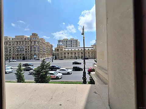 Satılır 4 otaqlı mənzil 202 m²