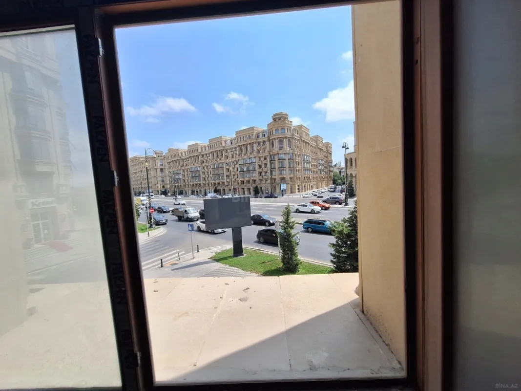 Satılır 4 otaqlı mənzil 202 m²