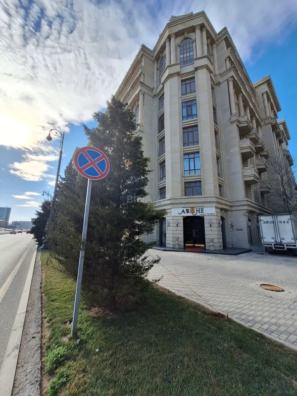 Satılır 4 otaqlı mənzil 202 m²